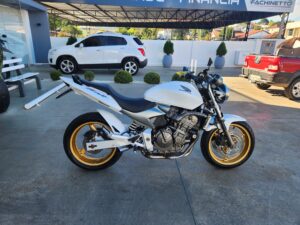 Leia mais sobre o artigo CB600 Hornet muito bonita e bem equipada. Ano 2005