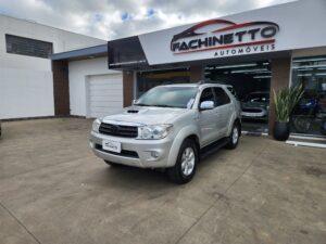 Leia mais sobre o artigo Hilux SW4 SRV 7 Lugares Automática 4×4 3.0 Turbo Diesel, muito conservada. Ano 2011